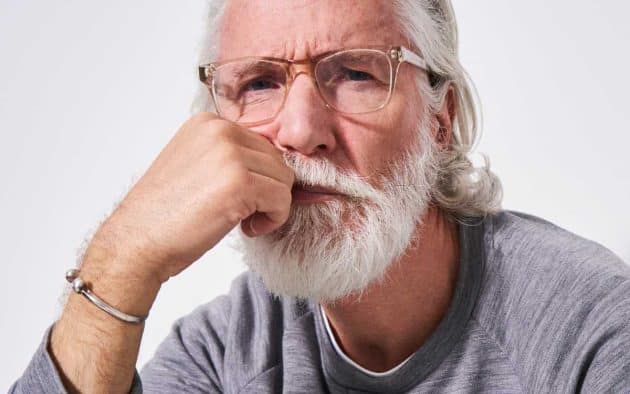 Stylish man wearing transparent pala spectacles.